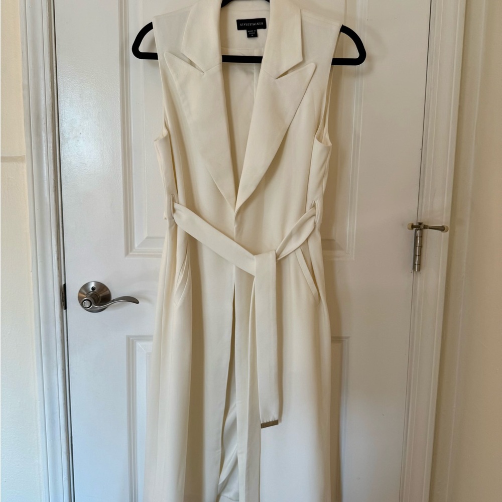 Elegant White Sleeveless Coat